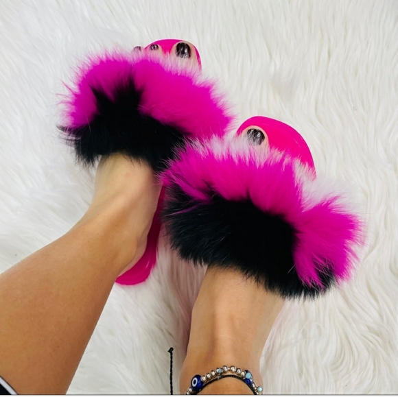 Shoes - ‼️CLEARANCE PRICE FIRM‼️HP🎉💣Fuchsia Faux Fur Sandal💣